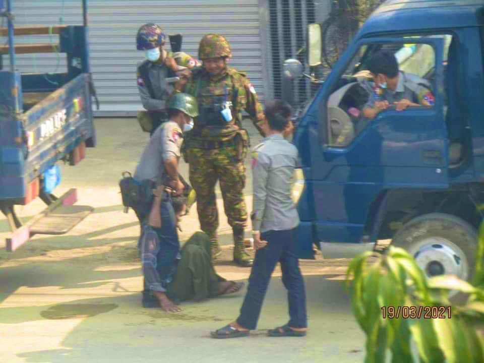 myanmar_voice's tweet photo. Riot police and soldiers were laughing and beating an innocent civilian. #WhatsHappeningInMyanmar https://t.co/UvRd2vbdRL