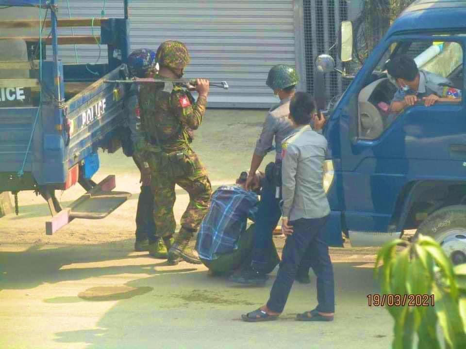 myanmar_voice's tweet photo. Riot police and soldiers were laughing and beating an innocent civilian. #WhatsHappeningInMyanmar https://t.co/UvRd2vbdRL