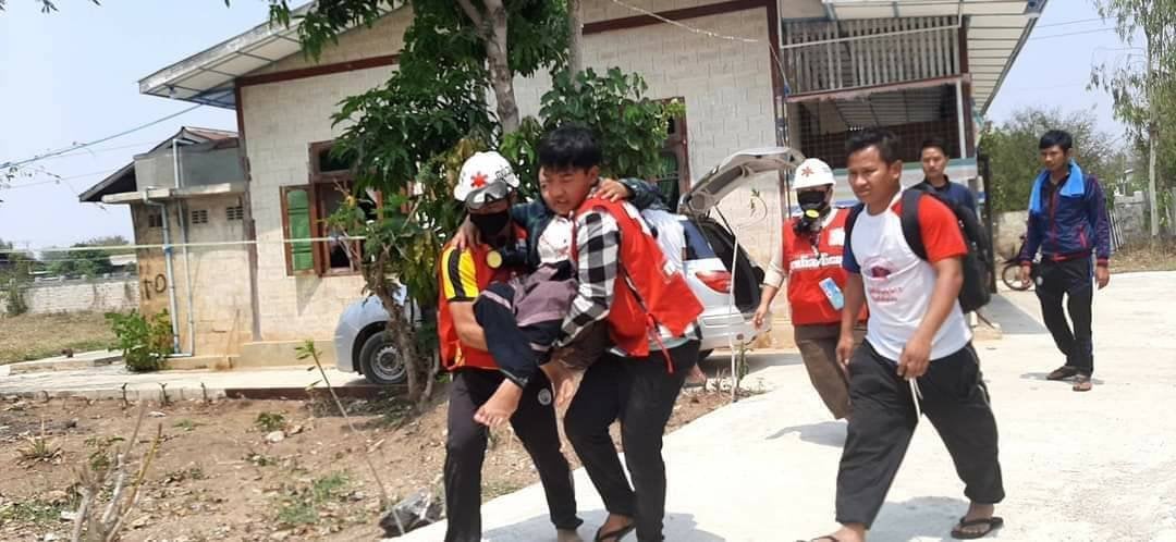 Myanmar_Now_Eng's tweet photo. We have received news that two protesters, including a nurse, were shot with live bullets in Loikaw today. #WhatsHappeningInMyanmar https://t.co/JXA7EpTZZ6