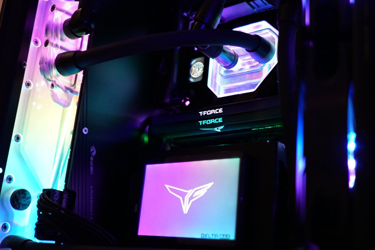 teamgroupincde's tweet photo. @WirPackenAus @asusrogde 
Z11 ITX Gehäuse PC Build

Das Video dazu findet ihr hier 👉https://t.co/FiMTlJ6Cu8

T-Force Xtreem ARGB DDR4 🛒 https://t.co/UQYeYianQz

Delta Max SSD 🛒 https://t.co/duGRJPocpX

#teamforce #beinvincible #ddr4 #ssd #rgb #pcbuild #gaming #wasserkühlung https://t.co/2jTuoDczeZ