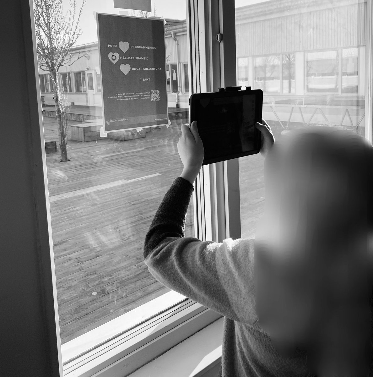 <a href="/vaxmoraskolan/">Vaxmoraskolan</a> genomför diktpromenad i samband med världspoesidagen. Dikterna är skapade av elever i #sollentuna och lyfter barn och ungas röster för en hållbar framtid med de globala målen som tema. #makerzonesollentuna #sustainablepoetry #solskol