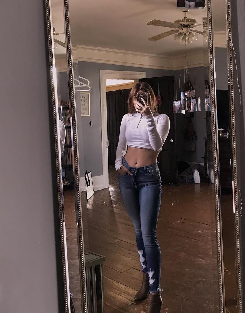 Eva67132's tweet photo. Mirror selfie..🪞 New jeans!! Who want to date me to brand them? https://t.co/UGF1ONjKY9