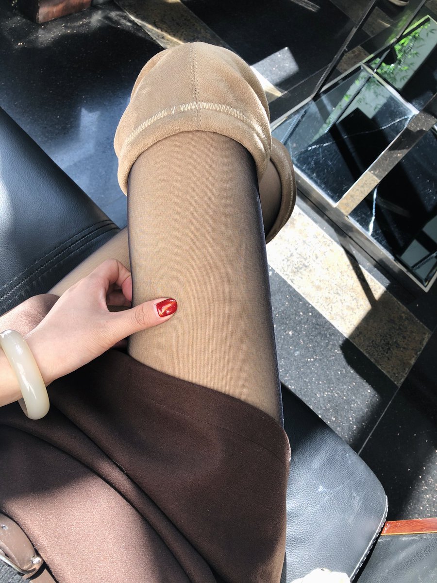 🧦：@limerencem江浙沪阴冷的天气即将结束，估计这是上半年最后一次这么穿袜子了，黑色柔情搭配暖冬系列！性感又不失温度！
投稿@Sexyallnight609 @Dream_QY https://t.co/CUiM0hZw8W