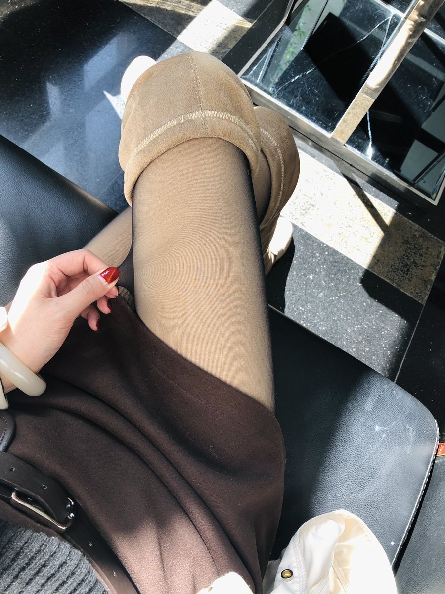 🧦：@limerencem江浙沪阴冷的天气即将结束，估计这是上半年最后一次这么穿袜子了，黑色柔情搭配暖冬系列！性感又不失温度！
投稿@Sexyallnight609 @Dream_QY https://t.co/CUiM0hZw8W