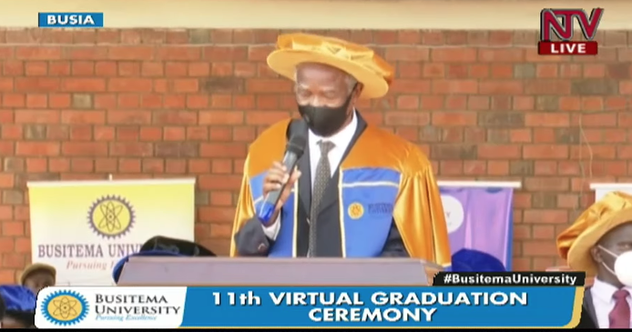 ntvuganda's tweet photo. Your time at Busitema University has been a phase to enable you to strengthen your roots. You have received nourishment in the form of knowledge and skills to help you bear good frutis in life - Vinand Nantulya, Busitema University Chancellor 

#BusitemaGraduation #NTVNews https://t.co/inyIYC3j1v
