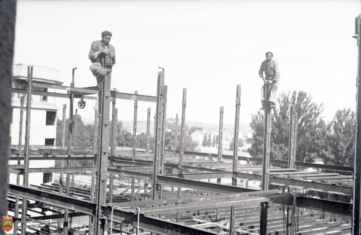 Todos conocemos las famosas fotografías de la construcción de los rascacielos de Nueva York, pero en Burgos también tenemos "nuestra versión".