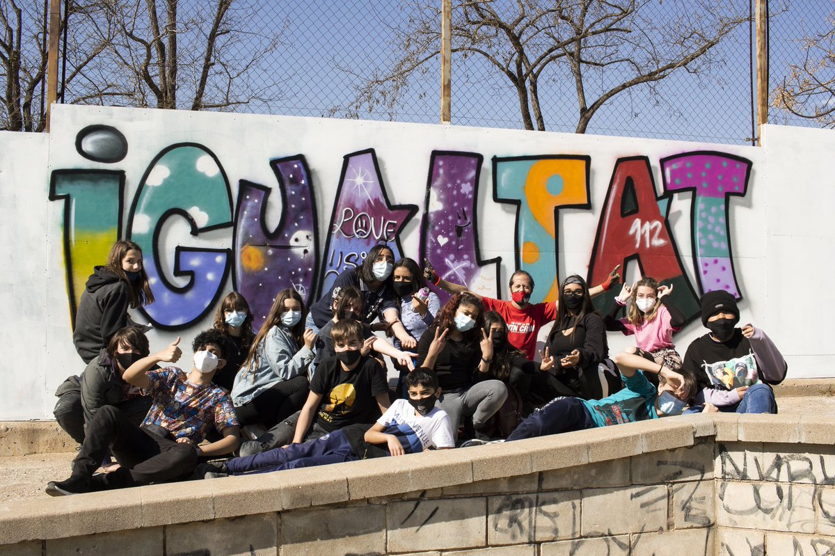 VerSembrant's tweet photo. Aquesta setmana ja hem començat amb els tallers de breakdance, graffiti i rima i estem encantades de la vida! L’@inscanoriac i la seva gent són exemple d’educar amb amor, compromís i valentia ❤️✊🏾

#GrowandFlow #HipHopEducation #ProjecteTransversal https://t.co/UyeK8okf4d