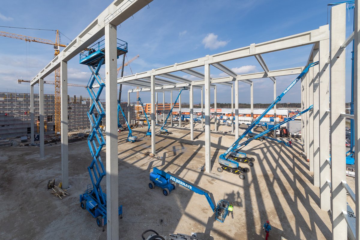 FelbermayrGroup's tweet image. A logistics hall is currently being built. #Felbermayr has supplied the concrete trusses and pillars, some of which weigh 50 tons. In addition to a 250-ton truck-mounted crane and a #mobilecrane, rotor stackers and a dozen #workingplatforms are currently in use.