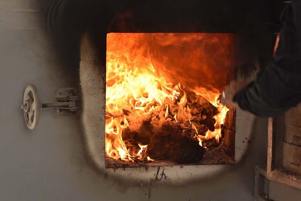 Сожгли наркотики в печь. Девочку сожгли в печи 7 лет. Сжег паспорт. Как девки сожгли парня в печке. Горящая печь.