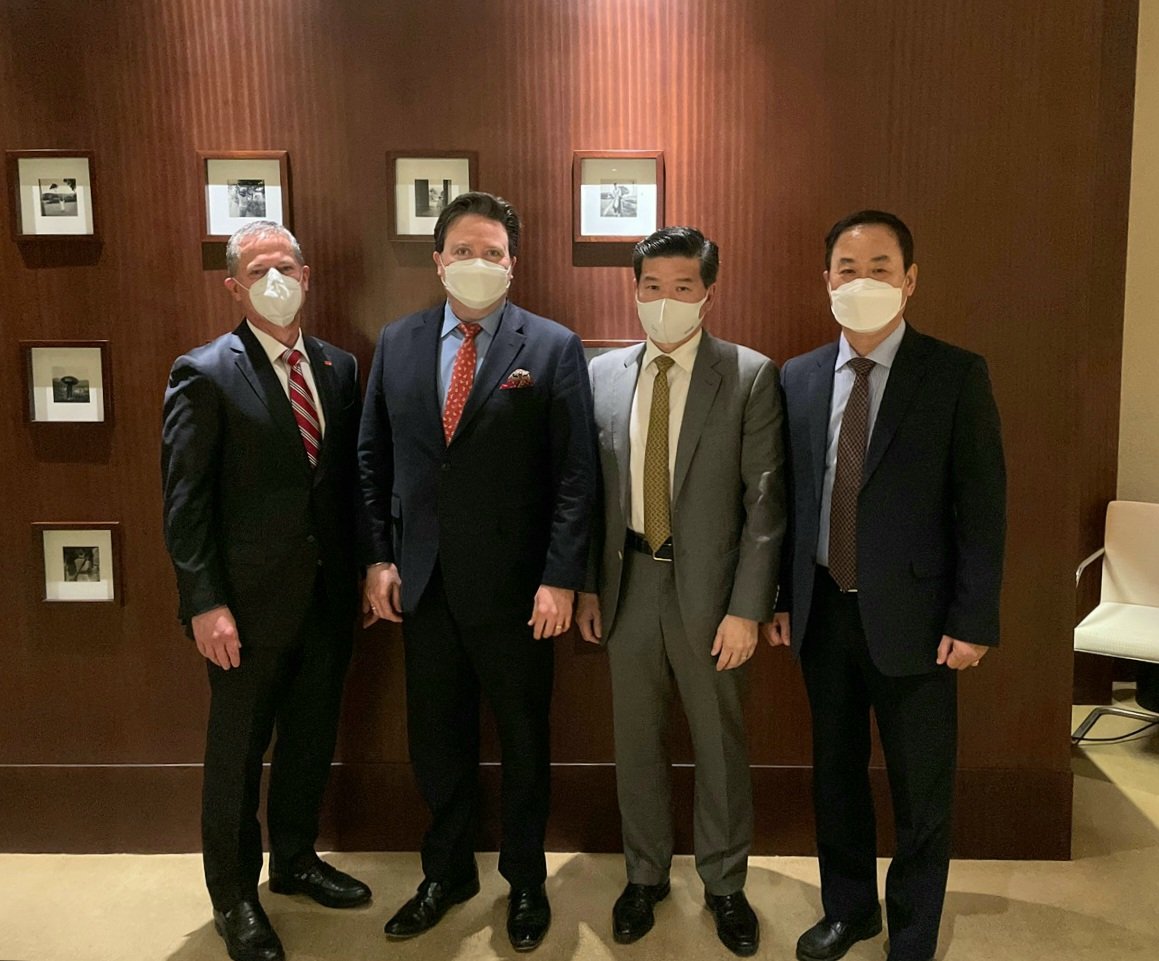 amchamkorea's tweet photo. Honored to meet with Deputy Assistant Secretary @MarcKnapper! We remain grateful for his service in Korea and we are proud to support him. The ROK-U.S. partnership is more important than ever to overcome common challenges and promote our shared values. @USEmbassySeoul @StateDept https://t.co/dGq5E0iWTl