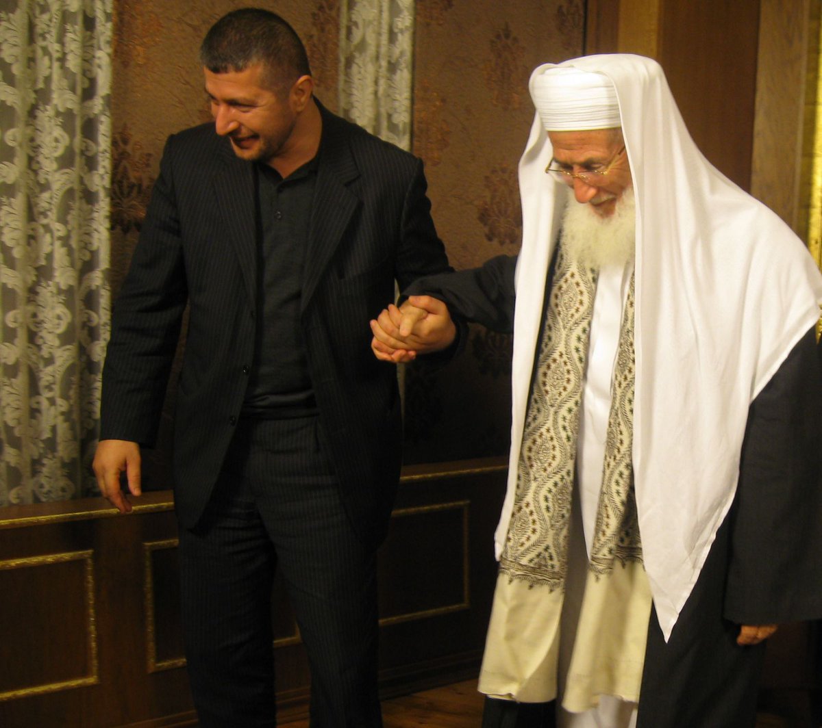 Arkasında yüzlerce eser bırakan Muhammed Ali es-Sâbûnî hocamız vefat etti. İstikameti, heyecanı, ilim yolundaki gayreti her daim bize güzel bir örnek olmuştu. Binlerce rahmet olsun. Çok sevdiği Resûlullah'a (sas) ve Sahâbe'ye komşu olsun. Mevla hepimize sabırlar ihsan etsin...