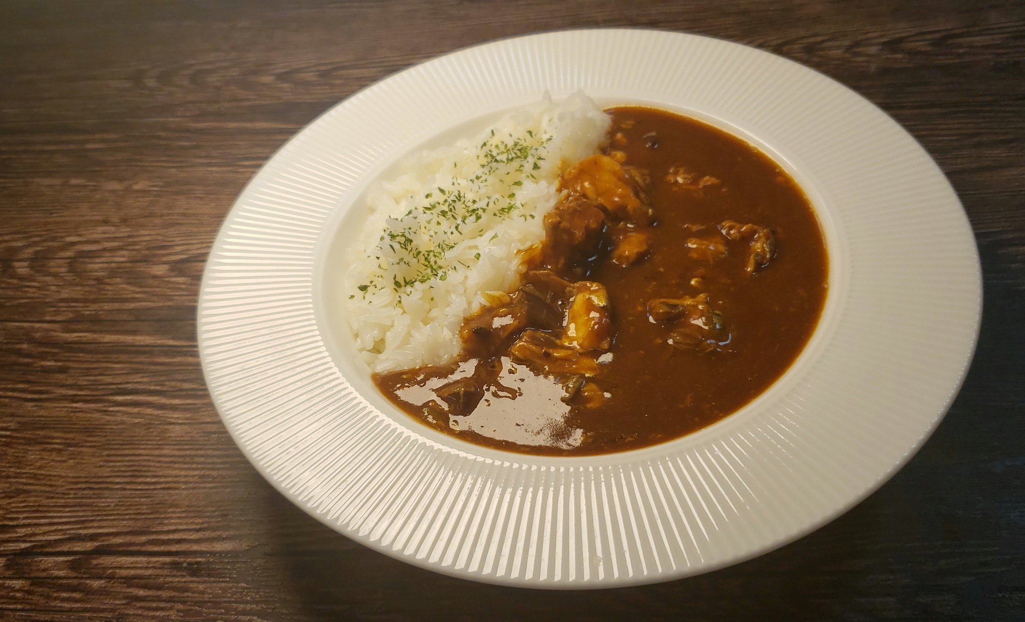 リュウジ 料理のおにいさんバズレシピ レトルトカレーは 鯖水煮缶の汁をルウに溶かす これだけでグッとコクが増し まるでレストランのシーフードカレーの味になります プロクオリティサバカレー 容器にプロクオリティ1袋 サバ水煮缶1 2缶75gを