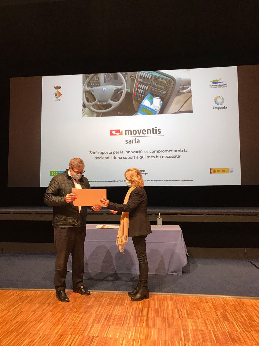 AjBegur's tweet photo. 🎖L'alcaldessa de #Begur @maiteselva1 fa entrega del distintiu a #SARFA - @MoventisInfo com a empresa que promou l'ocupació de qualitat a la comarca.
➡️Sarfa és una de les 16 empreses del Baix Empordà reconegudes com a socialment responsables. https://t.co/evhgfjXldM