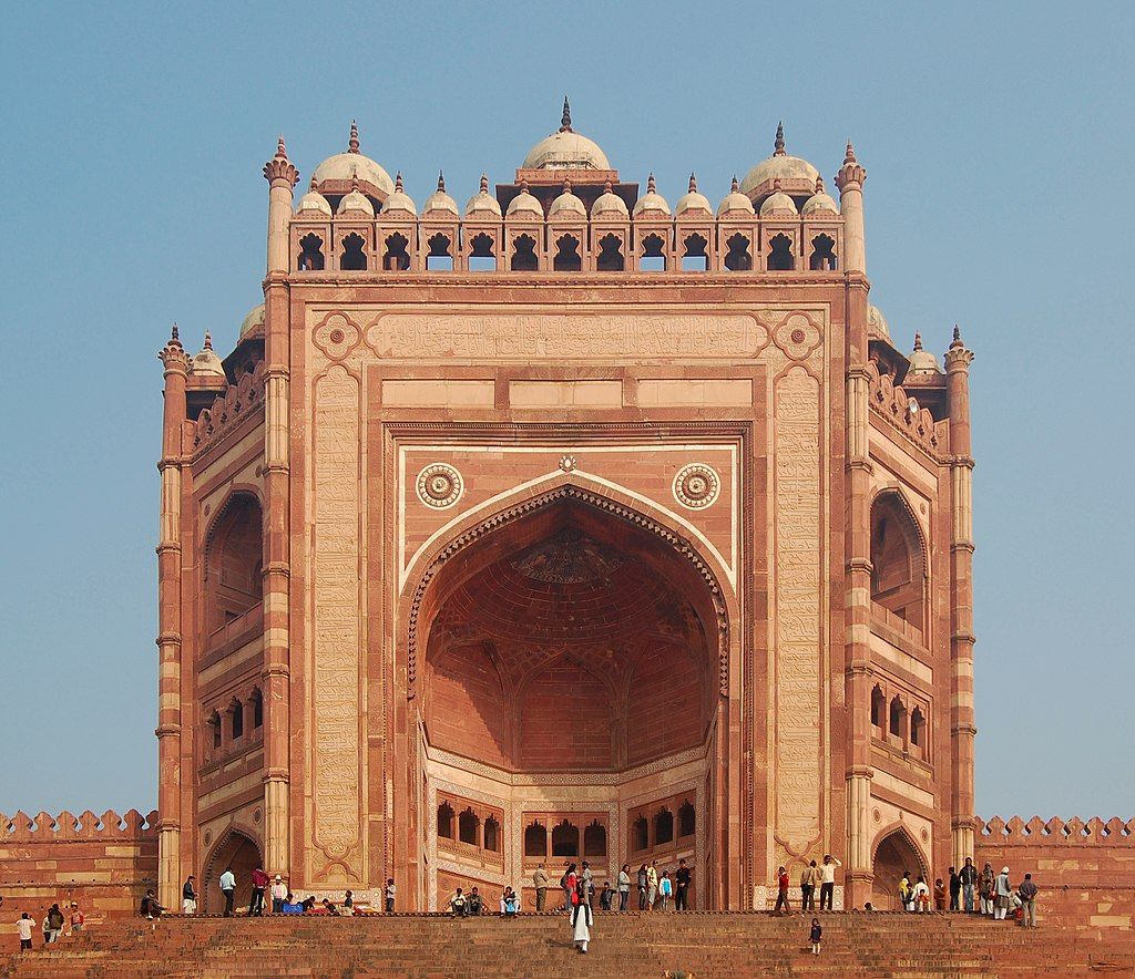 TheHistoryApp's tweet photo. #MagicalHistoricalSites Fatehpur Sikri, the former capital of the Mughal Empire located in today's #India. Emperor Akba already abandoned his capital 10 years after it was built due to a military campaign. In 1815, the Marquess of Hastings ordered repairment of the Sikri monument https://t.co/vzclfk79cH