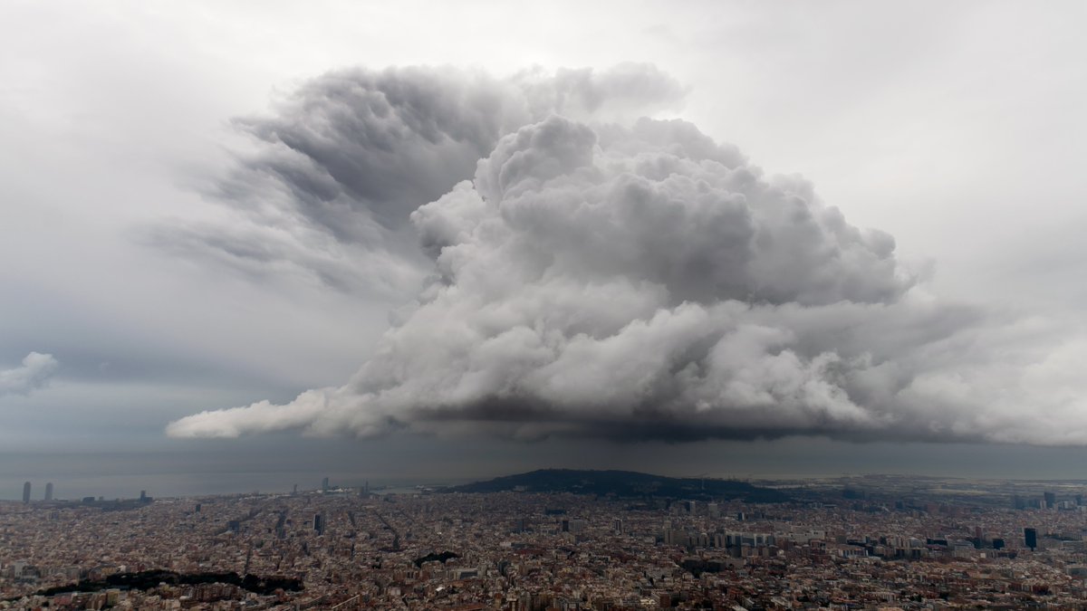 Espectacular desarrolo muy localizado frente a la ciudad de #Barcelona hace unos minutos #cumulus #congestus y #cumulonimbus #incus #mamma desde #obsFabra @AEMET_Cat @meteocat @btveltemps @btveltemps @wmo @ame_asociacion @StormHour @Divulgameteo @comandotibidabo @AlfredRPico