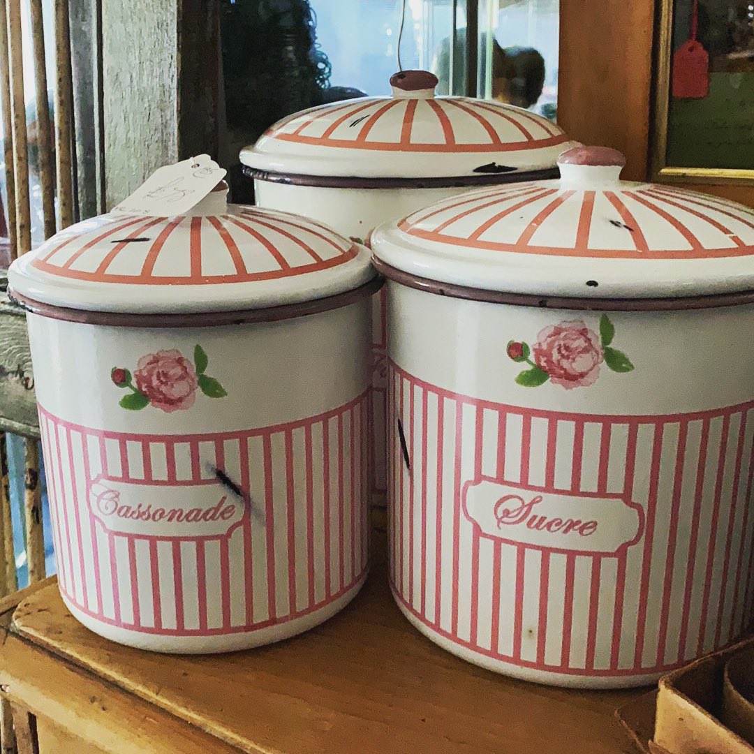 Friday calls for a little pink French enamel....#Frenchenamel #pinkenamel #frenchhomeware #frenchkitchenalia #pink #prettyinpink #enamelware #astraantiquescentre #hemswell #lincolnshire #buyme