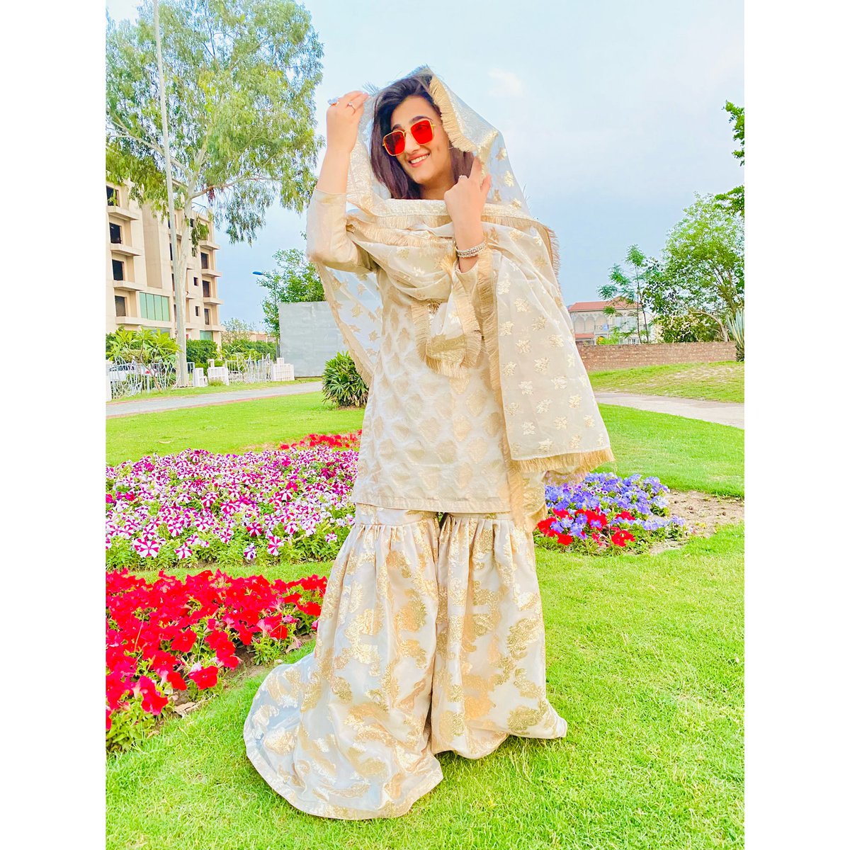 Happiness, Prayers, Respects, andLove, All of those comes on the Friday,I request you to remember me in your Prayers.Jumma Mubarak!
.
Wearing @Tanriqabyalikazmi 
.
.
.
.
.
.
.
.
.
.
.
.
.
#nimramehraofficial #nimramehrafanclub 
#jummahmubarak❤️ #pictureoftheday #sunsetphotography