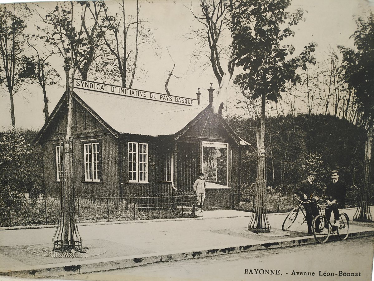 NicoMartinLaRo's tweet image. Trouvé cette photo collector dans le bureau de mon collègue et ami Serge Cazaban, directeur de @Visitbayonne . L’ancêtre de l'@OT_PaysBasque était déjà là au début du XXème siècle, à l'époque la mutualisation et une vision globale du territoire était semble t'il naturelle🙂