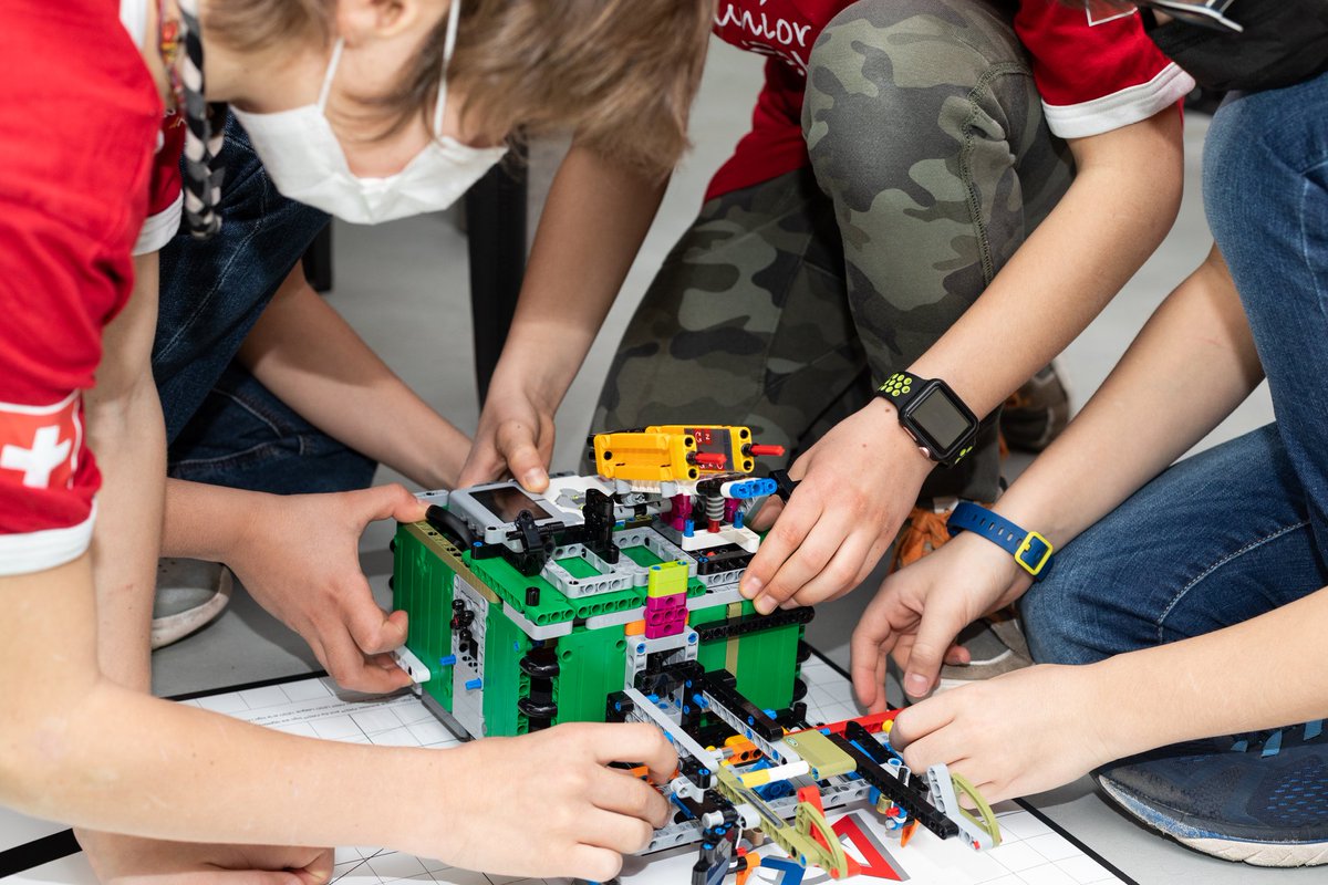 La squadra di <a href="/ated4kids/">ated4kids</a> al primo posto alle selezioni Ticino di <a href="/InfoFLL/">First Lego League</a> "in partenza " per l'Europa 
Complimenti ai ragazzi e ai 100% mentor che li accompagnano in questo grande progetto, fiera di voi
#RoboticMinds #FirstLegoLeague #replay