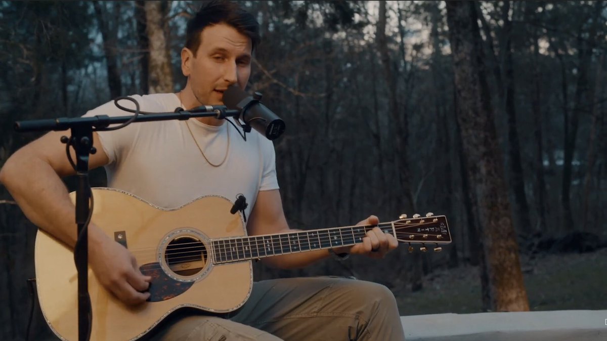 ceri_1403's tweet image. #CMTCampfireSessions @russelled What an incredible set🔥🥰