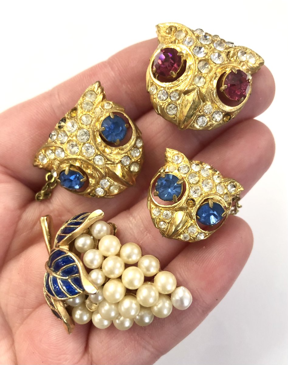 LisaMarieFranks's tweet photo. 🌟Sneak Peak!🌟
Happy Friday From Melksham Arcade! Here Are Some Of The Treasures Being Added To The Facebook &amp; Instagram Shop Pages Today! Hope You All Have A Lovely Weekend, Happy Virtual Hunting!✨✨✨#antiques #silver #crucifix #religiousicon #boarstooth #vestacase #owlbrooch https://t.co/0yiXNPtoyk
