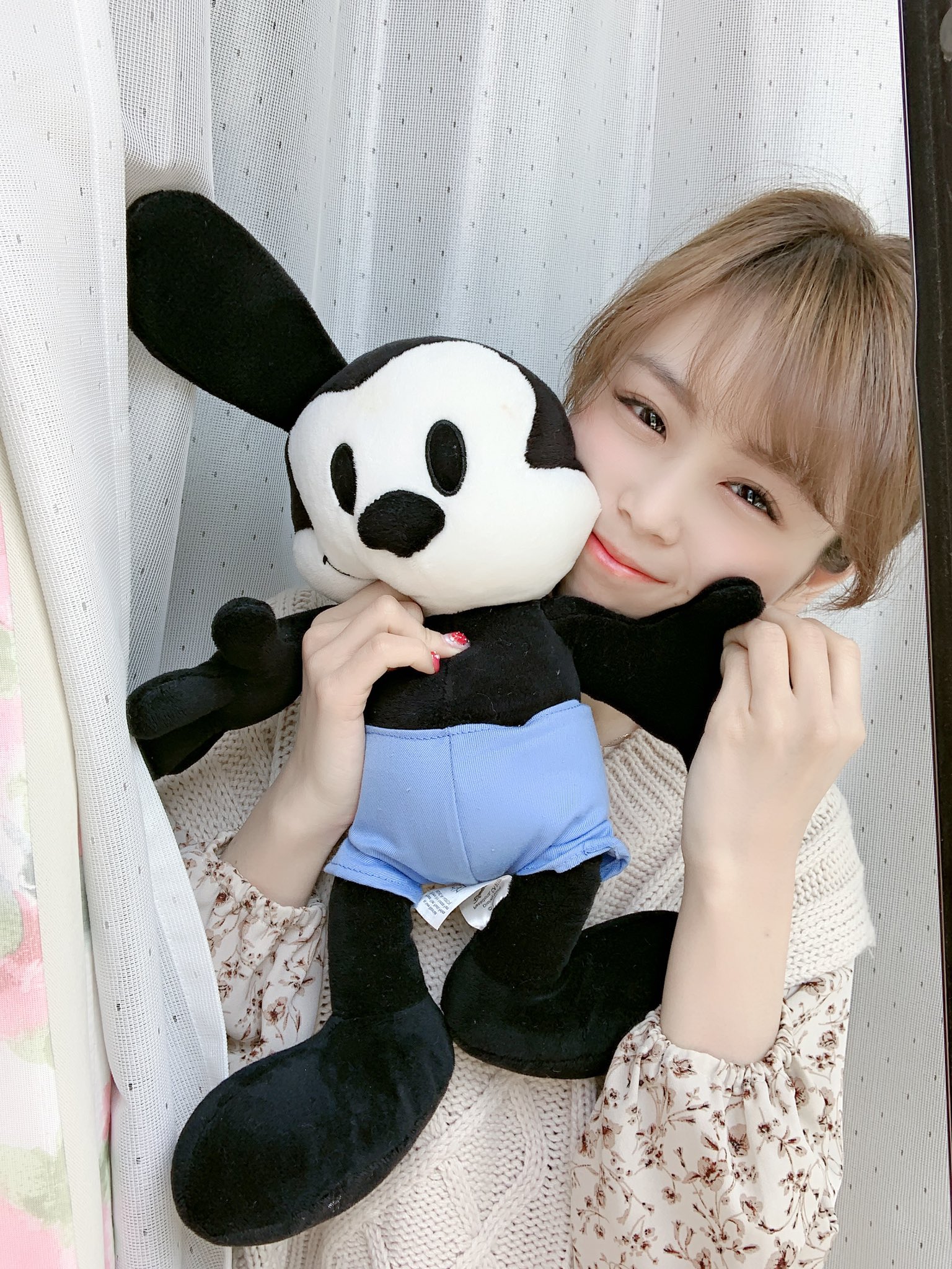 酒井穂乃香 せのび リーダー 最近お休みの日はお化粧うっすうすにして肌を休めるようにしてる ベランダにてオズワルドと日向ぼっこ ベランダシリーズ 324日目 T Co Fxr99jdcyx Twitter