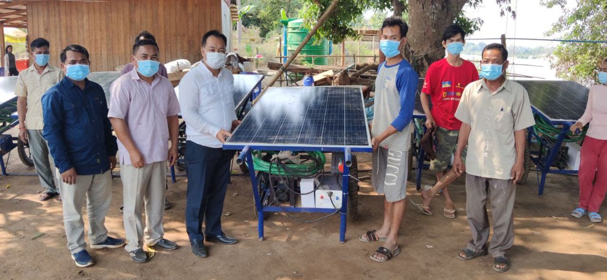 Schöne Nachricht zum WE aus #Kambodscha: Unser #Johanniter Team hat heute zusammen mit unserem Partner @SCWCambodia 14 Solar-Wasserpumpen an Familien übergeben. Damit können sie ihre eigenen Wasservorräte auffüllen und müssen nicht mehr 💧 aus weit entfernten Quellen holen.😀👍