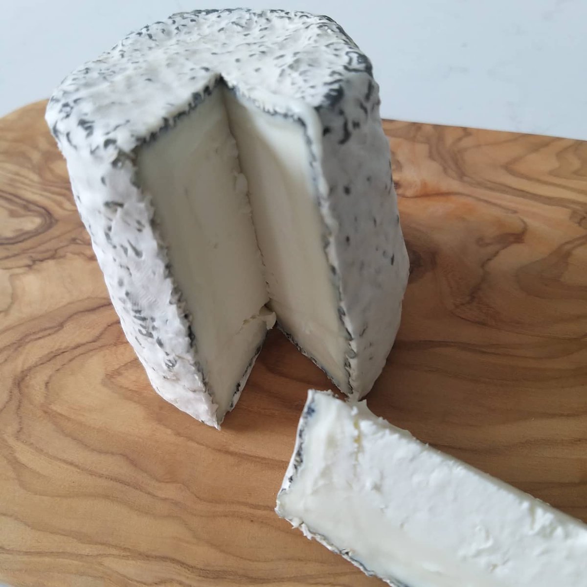 Enjoying this beautiful <a href="/nycreamery/">Neal's Yard Creamery</a> Dorstone - an ash-coated goat's cheese I bought from <a href="/BuchanansCheese/">Buchanans Cheesemonger</a>. Beautifully matured to be soft just under the rind. Making me happy!