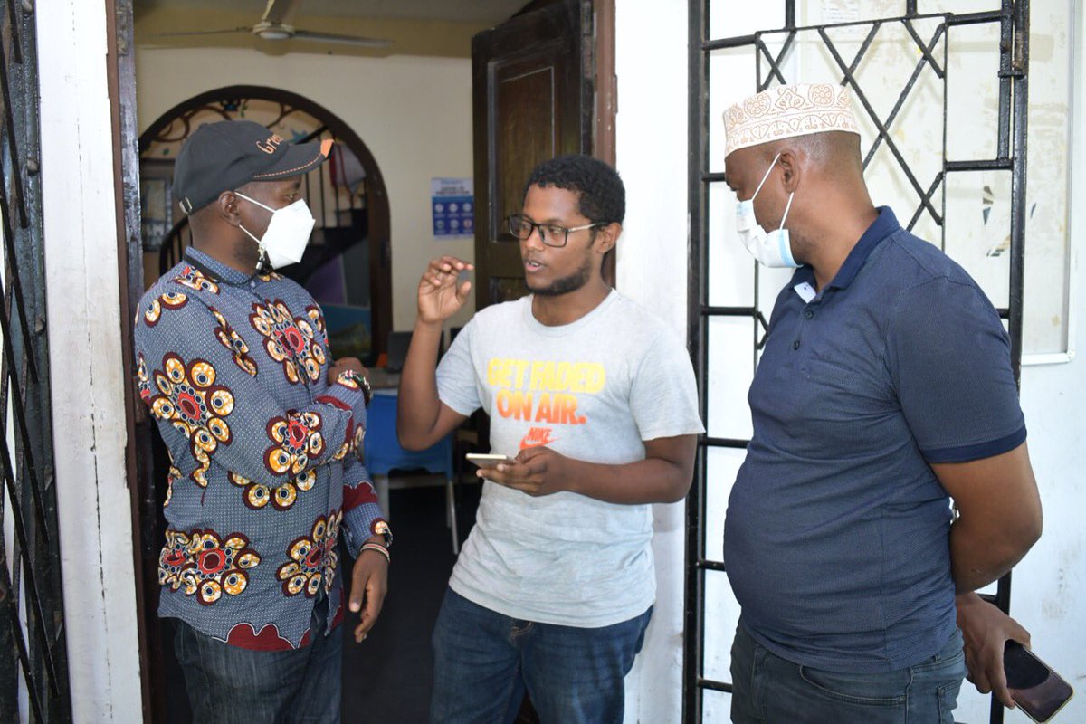 swahilipothub's tweet photo. Today, the CS in the @MoICTKenya MR. @mucheru paid us a courtesy visit at the hub. 
He met with the techies and creatives at the hub, had a chat and interacted with the community members on emerging global trends and opportunities both in Art and Tech, @nadia_abdalla_ 1/2 https://t.co/d1o1k9EN0H