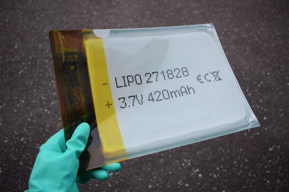 書類を入れれば入れるほど不穏になる！リチウムポリマー電池デザインのクリアファイルw