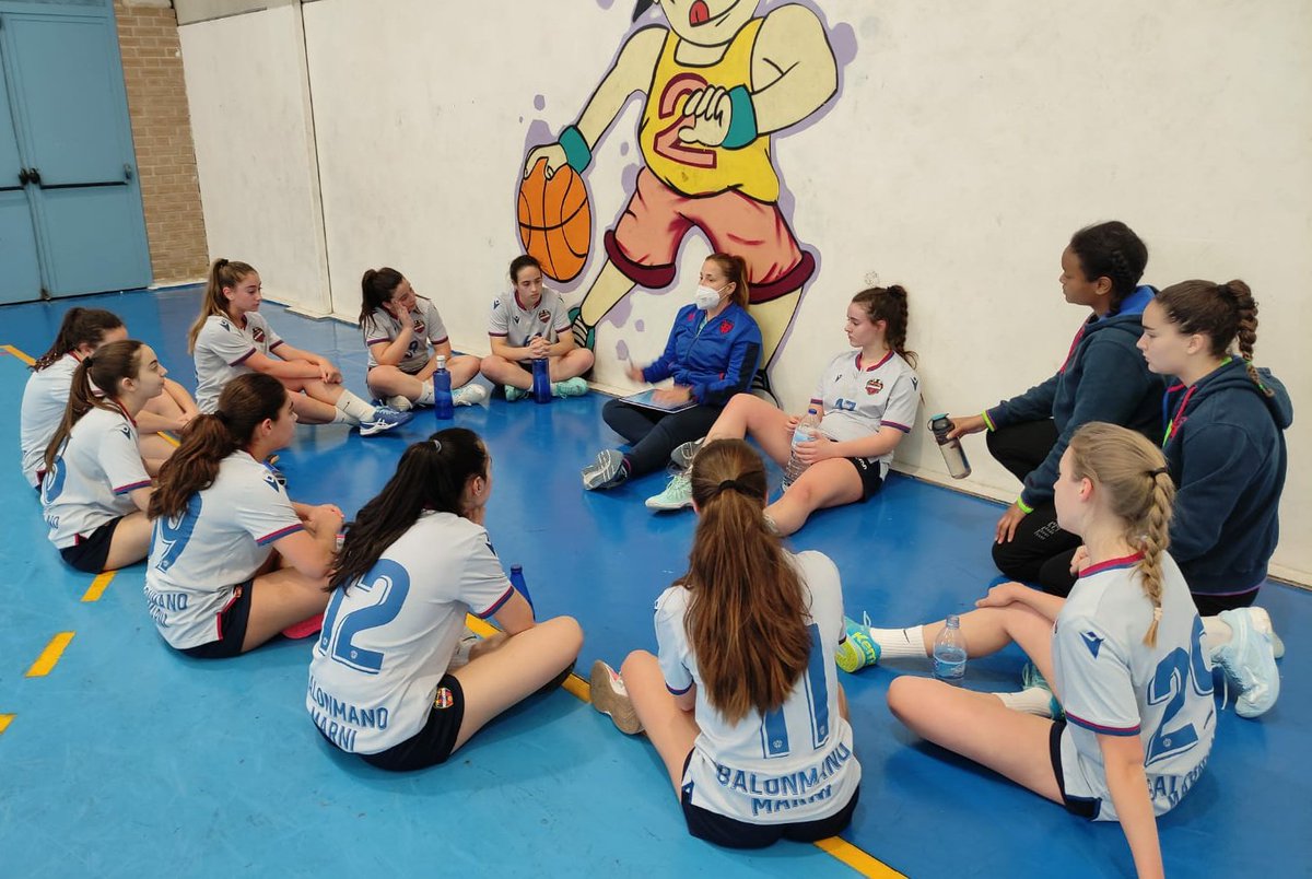 balonmanomarni's tweet photo. 🤾‍♂️Cadete fem. auton.
🏆 13° jorn. liga
⏱ final del partido con victoria de las chicas de @Anitiin
📊 @LUDbmmarni 27
      Handbol Paiporta 26
🎙Gran partido de nuestra cadetes que han peleado hasta el final ante un gran y difícil rival
#marniforça #ludbmm #somosunequipo
🔵🐸🔴 https://t.co/gv0IJTziId