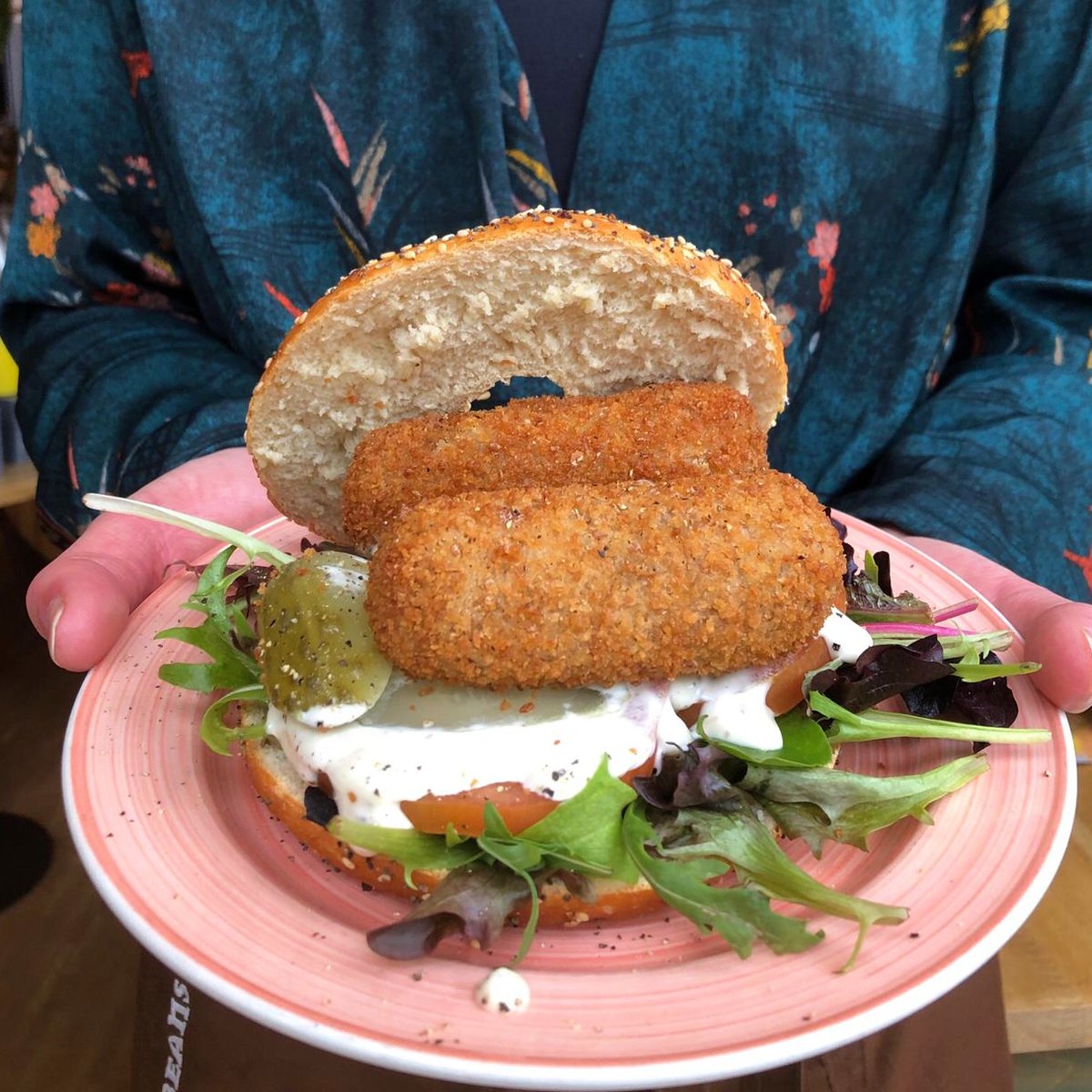 Wat lunch jij vandaag? 🤗✨ Wij tippen je de bagel bospaddestoelenkroketjes met extra sla en truffelmayonaise. Heel veel truffelmayonaise. 😍 #bagelsbeans #kroketjes