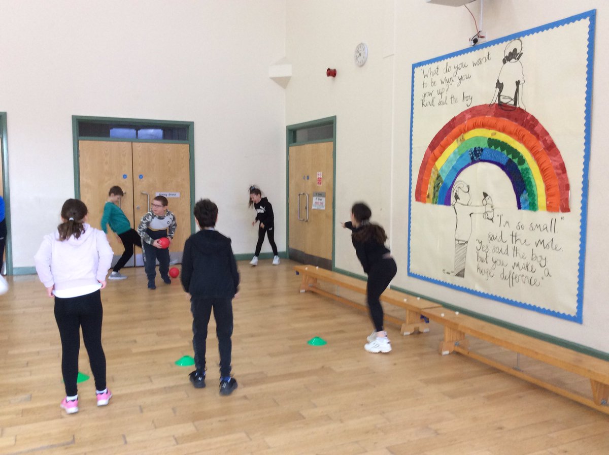 Lakeside_school's tweet photo. Y5JI dodgeball event was a huge success. Lots of fun and very competitive. #funandfit #activemindsandbodies @letsgetahead https://t.co/OuKAAY8jl2