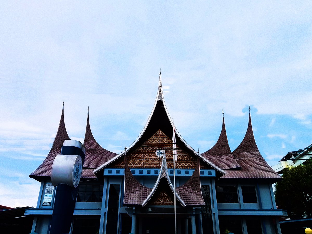 fahrie_shah's tweet photo. Minangese call it 'Gonjong' the sharp roof on the top like buffalo horn.

#architecture #traditionalarchitecture #photography #heritage #minangkabau #agam #bukittinggi #custom #landscape #gonjong #westsumatera #life #nature #travel #architecturephotography #countryside #village https://t.co/mMC9YUbzGI