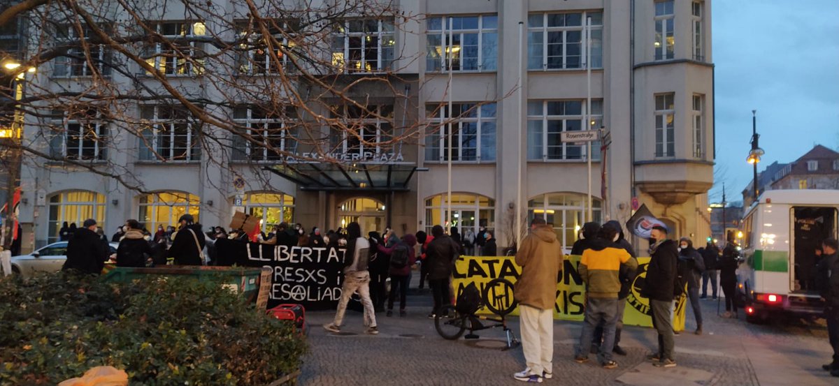 davidmelero__'s tweet photo. 🔴 Ahir unes 300 persones aproximadament és manifestaven a Berlín per l'empresonament de @PabloHasel just fa un mes i tres dies. A les 18h convocaven la Plataforma Antifeixista de Berlín i el @CDRberlin  a davant de "l'Institut de Cervantes. @LlibertatHasel 

#PabloHasel https://t.co/HdhJ8ejESv