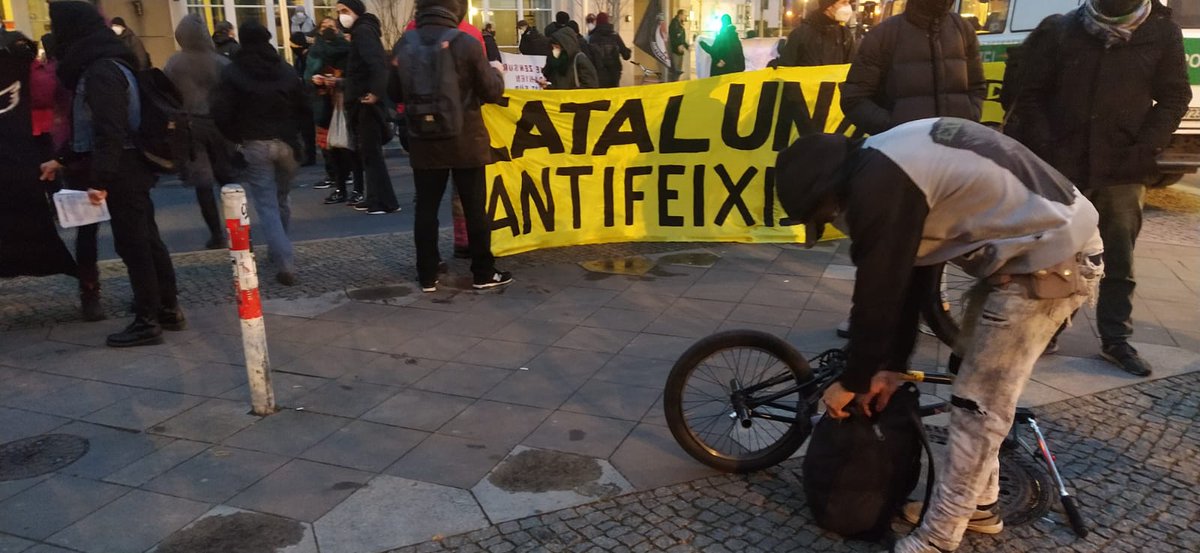 davidmelero__'s tweet photo. 🔴 Ahir unes 300 persones aproximadament és manifestaven a Berlín per l'empresonament de @PabloHasel just fa un mes i tres dies. A les 18h convocaven la Plataforma Antifeixista de Berlín i el @CDRberlin  a davant de "l'Institut de Cervantes. @LlibertatHasel 

#PabloHasel https://t.co/HdhJ8ejESv