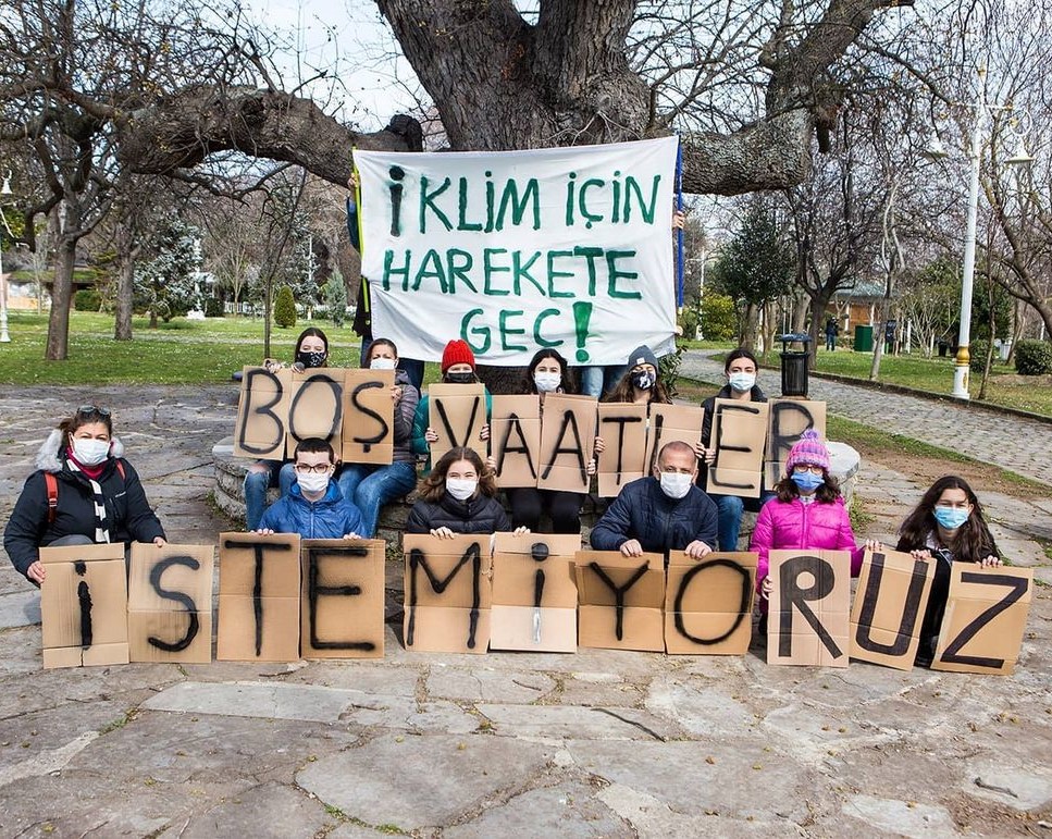 'İklim için harekete geç!'

Bugün Türkiye'de ve tüm dünyadaki iklim aktivisti gençler #KüreselİklimGrevi'nde!
@FridaysTurkey 

#BoşVaatlerİstemiyoruz diyen gençler, karar vericileri harekete geçmeye ve iklim krizini durdurmak için adım atmaya çağırıyor.

👉Change.org/ParisiOnayla