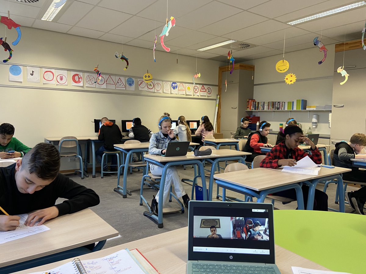 Onderwijs anno 2021 in Coronatijd: in de klas, op afstand, op papier,  in boeken, online, digitaal. En de “duizendpoot” probeert het bij te benen.