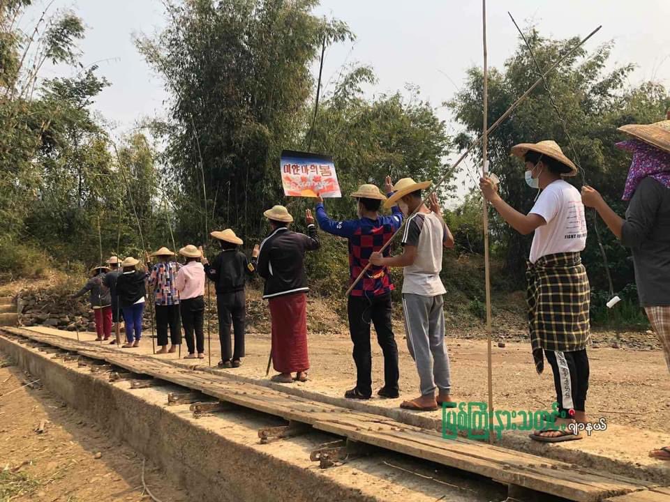 EiThuWinNaing's tweet photo. Today, there was a fishing strike in Wine Maw city.
🙌🏼🙌🏼🙌🏼
#WhatsHappeningInMyanmar
#Mar19Coup https://t.co/hN8w4kFK8T