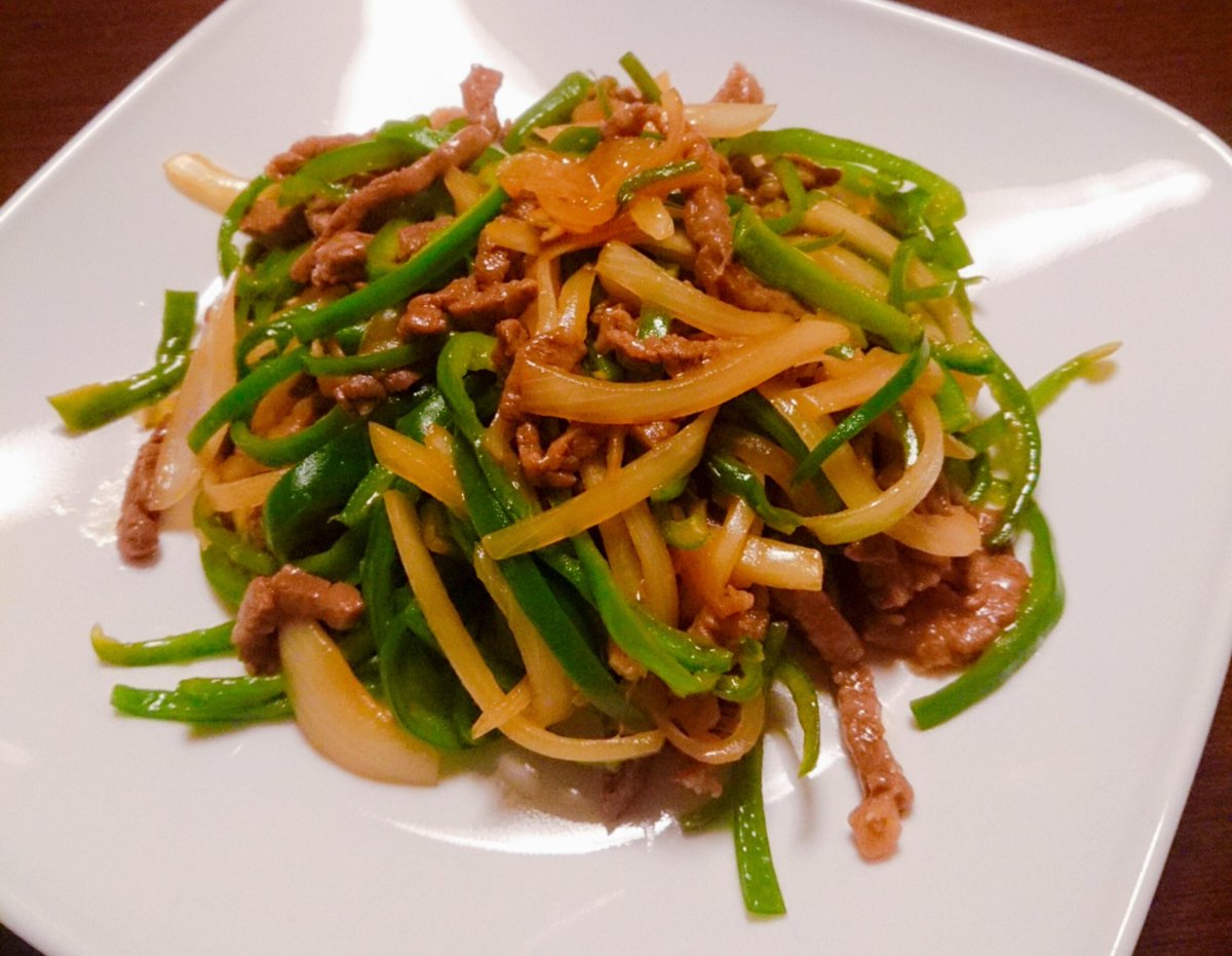 KnjSmz's tweet photo. 今日は牛肉と野菜のオイスターソース炒めを作ってみました。今日は焼酎でいただきます。
#手作り料理
#うちごはん
#うちのみ
#芋焼酎
#オイスター炒め
#牛肉
#ピーマン
#タマネギ
#オイスターソース
#みりん
#醤油
#ニンニク
#片栗粉
#ごま油 https://t.co/Rr3WkugKAg