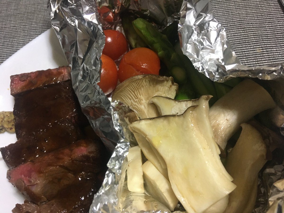 ななせなつひ ステーキって付け合わせに困ること多いじゃん そんな時は肉 を焼く分前に野菜を薄く切り 軽く塩 バター オリーブオイルをかけてアルミホイルで包む 2 のオーブン トースター で肉が焼き 終わるまで焼く 後はアルミホイルのまま肉の隣に