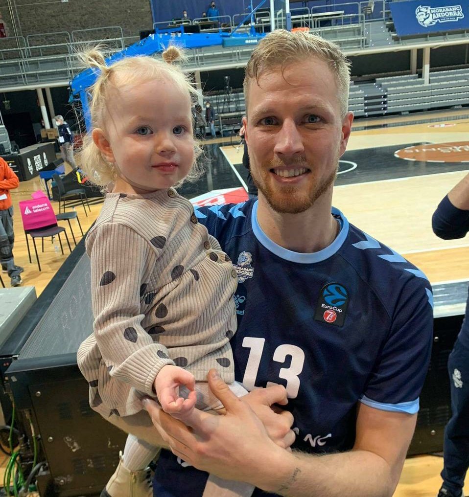 MoraBanc Andorra (@morabancandorra) on Twitter photo ☝️🔝♥️🏀
Haukur i Erna María Hauksdóttir.
<a href="/haukurpalsson/">Haukur Helgi Palsson</a>
#FeliçDiaDelPadre #FelizDiaDelPadre ☝️🔝♥️🏀
Haukur i Erna María Hauksdóttir.
<a href="/haukurpalsson/">Haukur Helgi Palsson</a>
#FeliçDiaDelPadre #FelizDiaDelPadre