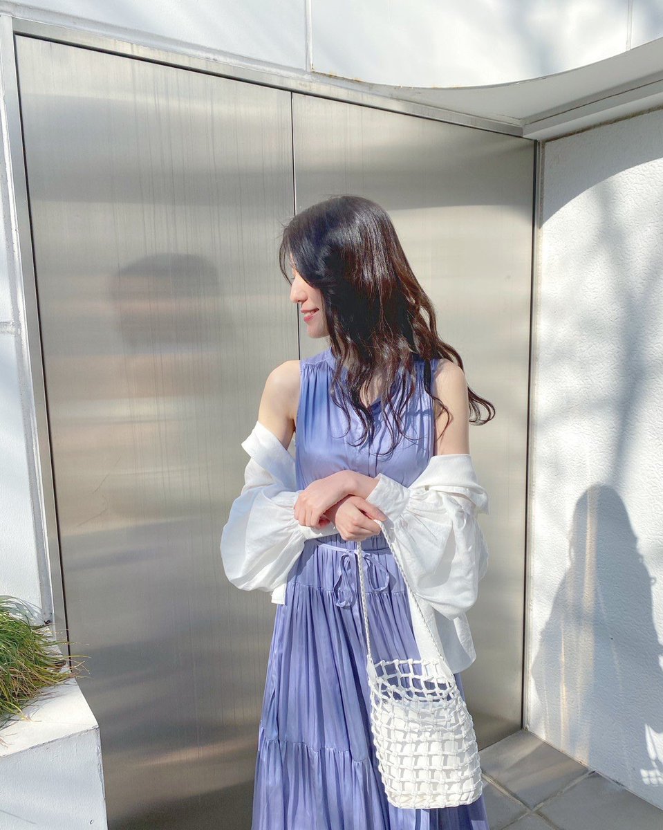 Dazzlin渋谷109店 おすすめワンピース シャイニーティアードフレアワンピース 8 910 とろみ感のあるサテン地のティアードワンピース 羽織りを合わせて今から着れちゃうワンピースです Dazzlin 渋谷109