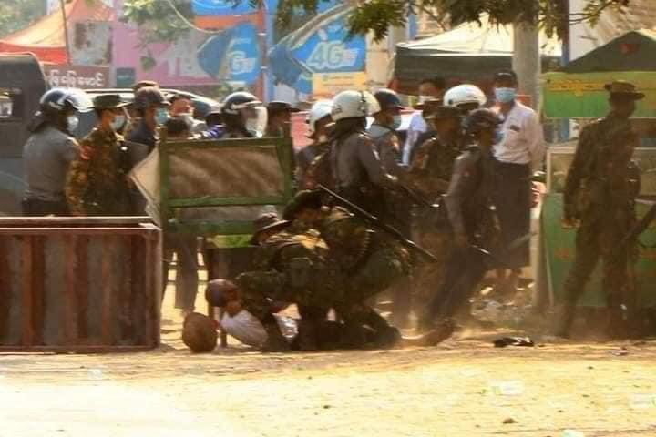 AvrilMmz's tweet photo. Terrorists beat the elderly brutally. That poor grandpa says “It really hurts when they all kick me on the ground.” When will they stop torturing the civilians? Juntas are needed to be punished by strong military actions.
R2P NOW
#WhatsHappeninglnMyanmar 
#Mar19Coup https://t.co/BqQuM03yRD