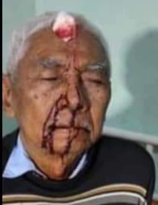 AvrilMmz's tweet photo. Terrorists beat the elderly brutally. That poor grandpa says “It really hurts when they all kick me on the ground.” When will they stop torturing the civilians? Juntas are needed to be punished by strong military actions.
R2P NOW
#WhatsHappeninglnMyanmar 
#Mar19Coup https://t.co/BqQuM03yRD