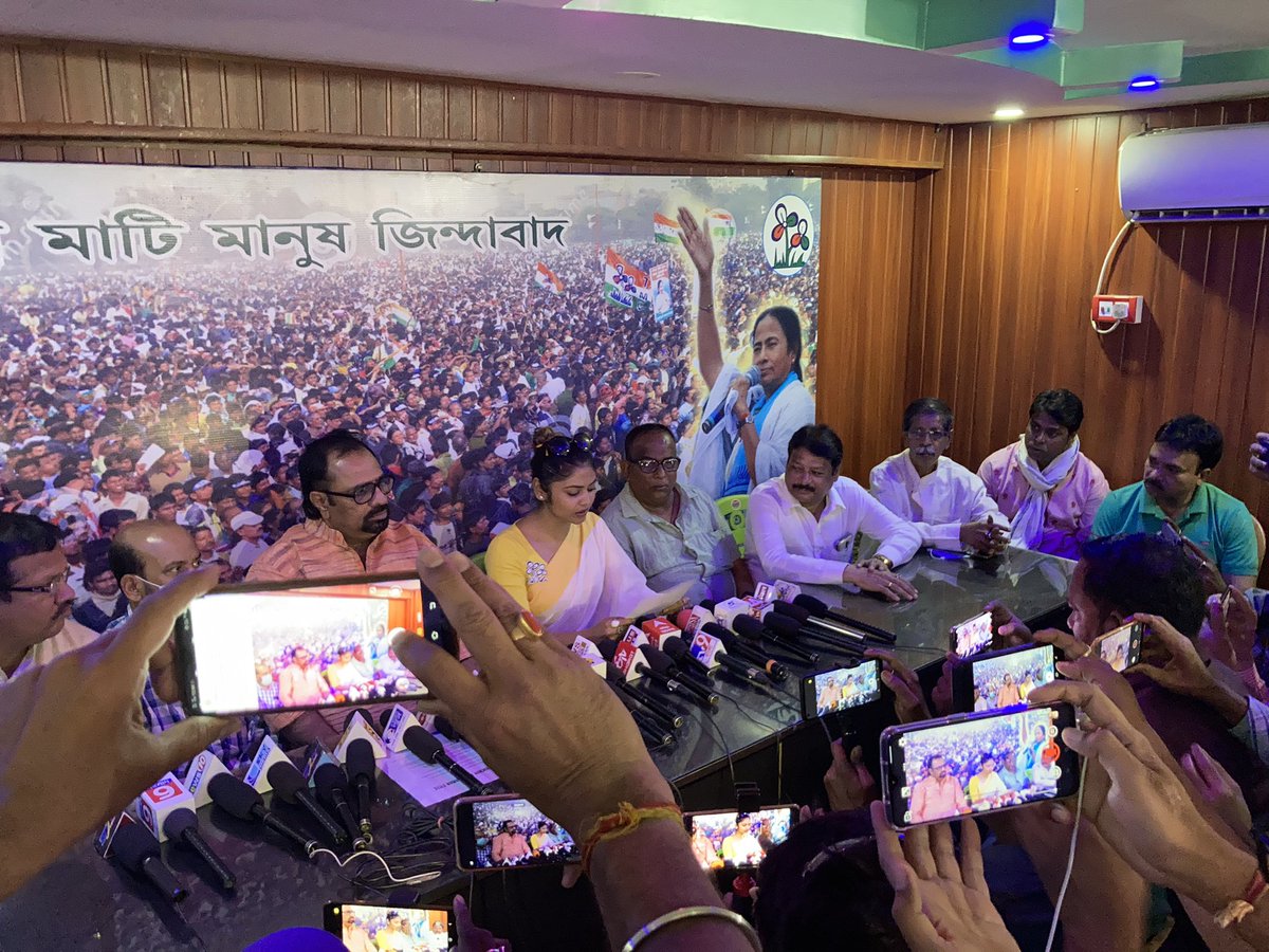 sayani06's tweet photo. Official Manifesto release and bringing to forefront #Didir10Ongikar. Official press conference with AITC leaders of Asansol Dakshin from different realms. 
#Didir10Ongikar #BanglaNijerMeyekeichaye💚 https://t.co/egfFb30L76