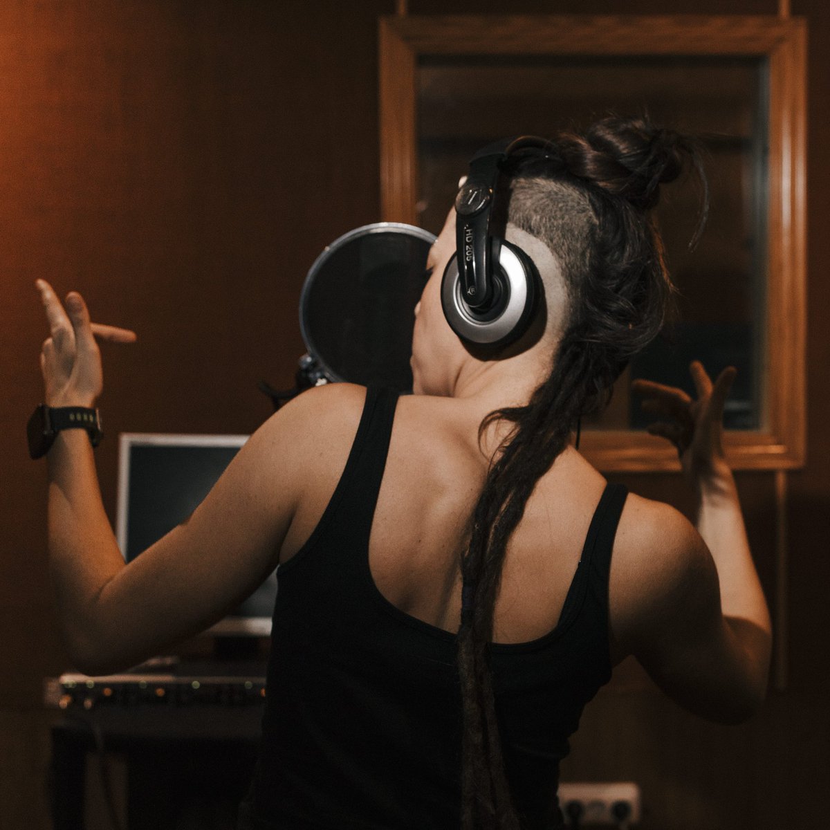 Después de mucho tiempo que ni para delante ni para atrás, esto va para arriba.
.
Ya queda muy poco para que lo podáis escuchar! 💪🏽💣
.
Foto: Rafa Perdomo 
.
#tanaka #nuevodisco #raprotesta #rapreivindicativo #rapespaña #hihopalicante #hiphopelche #hiphoprock #hiphopreggae