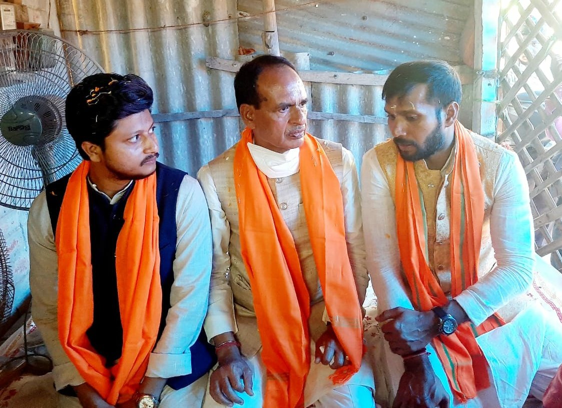 dindaashoke's tweet photo. মধ্যপ্রদেশের মুখ্যমন্ত্রী শ্রী @ChouhanShivraj জী-র সাথে ভোজন।

#SonarMoyna #SonarBangla #Vote4BJP #Bjp4Bengal #BJP https://t.co/aVBpBdnBVn