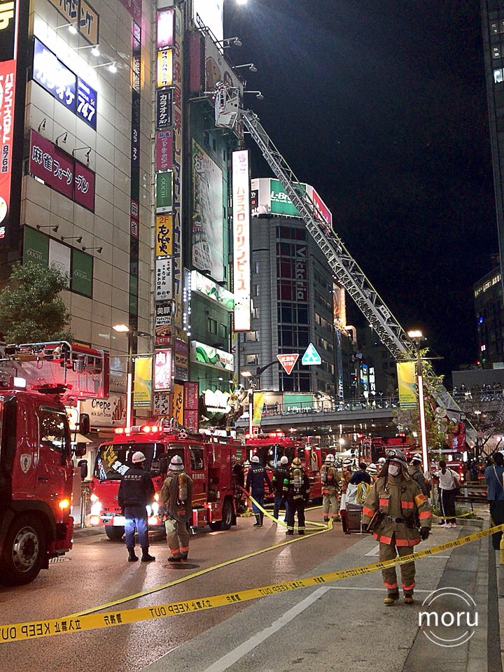 新宿駅南口のドンキのビルの火災ではしご車で救出している画像