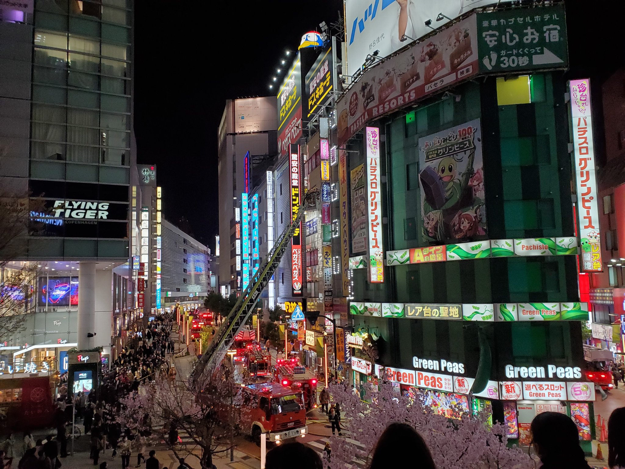 新宿駅南口のドンキで火事が起きている現場の画像